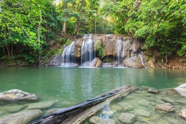 Jangle landschap met stromende turquoise water van derde stap Eraw — Stockfoto