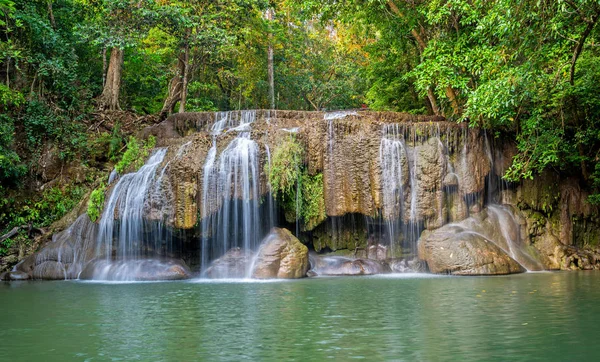 Jangle landschap met stromende turquoise water van derde stap Eraw — Stockfoto