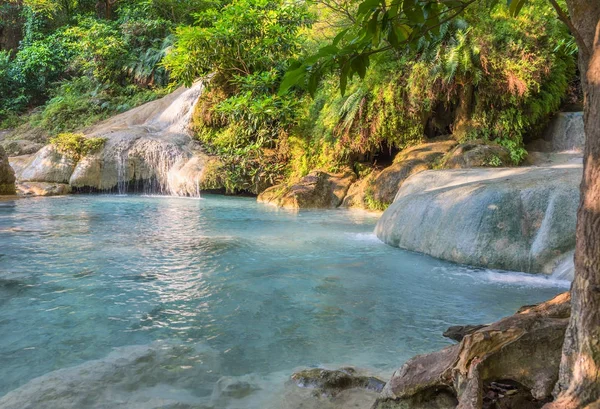 Jangle-Landschaft mit fließendem türkisfarbenem Wasser in sieben Schritten — Stockfoto