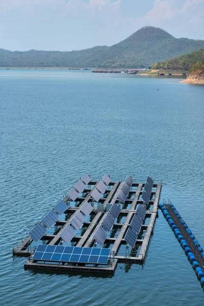 Células solares no lago de Srinagarindra Barragem no rio Khwae Yai — Fotografia de Stock