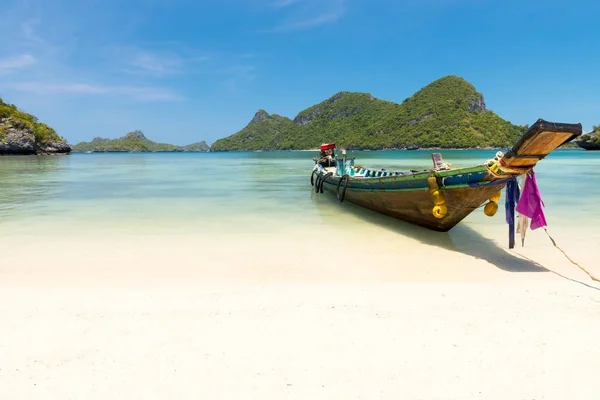 Geleneksel balıkçılık longtail teknede Angthong ulusal deniz pa — Stok fotoğraf