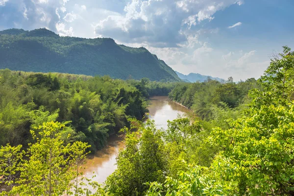 Blick auf Tal grünen Fluss kwai, kanchanaburi, Thailand. — Stockfoto