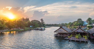 Yüzen ev nehirde rafting üzerinde turist restoranlar 