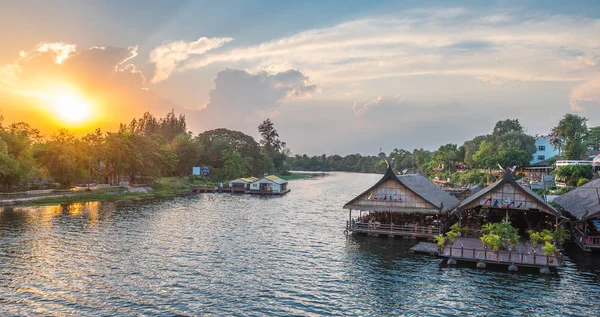 游客餐馆上漂浮的房子木筏漂流在河 — 图库照片