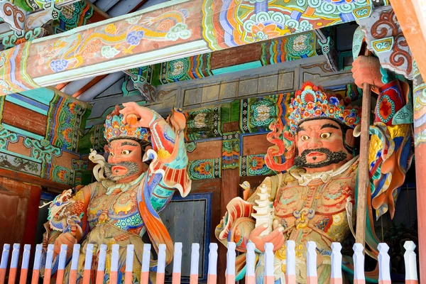 Los demonios guardianes a las puertas del templo budista Sinheungsa en Se —  Fotos de Stock