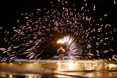 kimliği belirsiz Firestarter Koh Sam inanılmaz ateş gösterisi gerçekleştirme