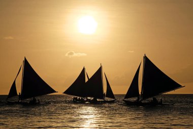 Boracay Adası, Philipp, gün batımında denizde yelkenli tekneler