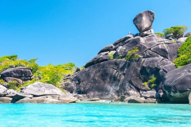 Güzel bir yelkenli tekne Rock ile Koh Similan No.8 ada manzarası