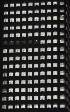 gla'nın gece boş çok katlı skycraper inşa penceresi
