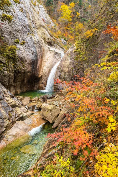 Падіння водоспаду в національному парку Seoraksan, Південна Корея — стокове фото