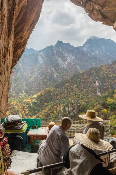 Monges budistas na caverna das montanhas seorak na Nação Seorak-san — Fotografia de Stock