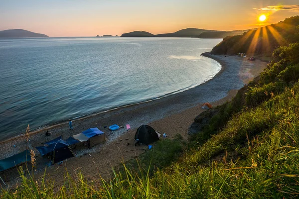Atardecer camping vista en la playa de la isla rusa Putyatin — Foto de Stock