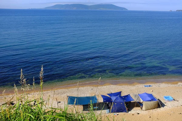 Camping solitario en la playa del desierto en la isla rusa Putyatin — Foto de Stock