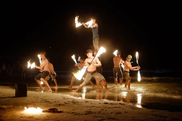 Koh samed, thailand - 24. März: Feuerwerksshow auf der — Stockfoto