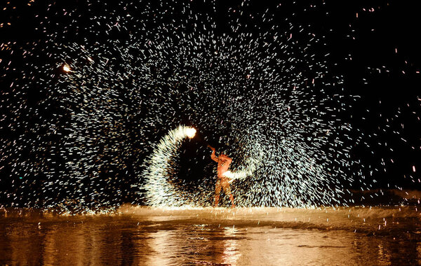 Firestarter performing amazing fire show at Koh Samed Samet isla