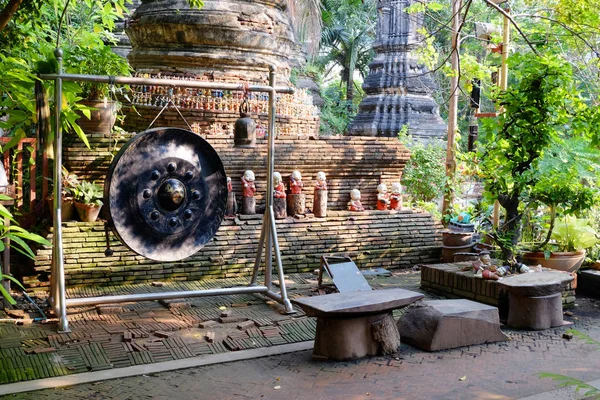 Antika gong och klockor i buddhistiska templet i Ayutthaya Historica — Stockfoto