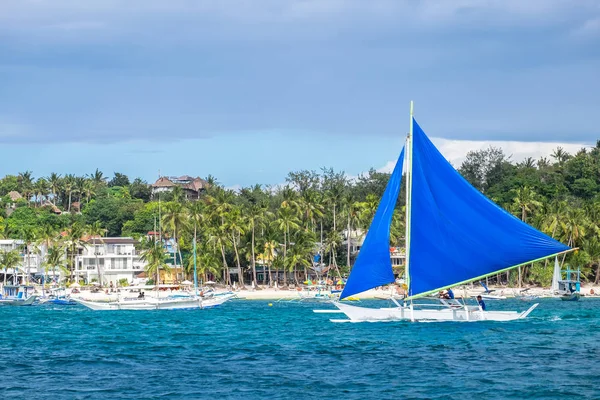 Filipinas tradicionales veleros en White Beach de Boracay — Foto de Stock