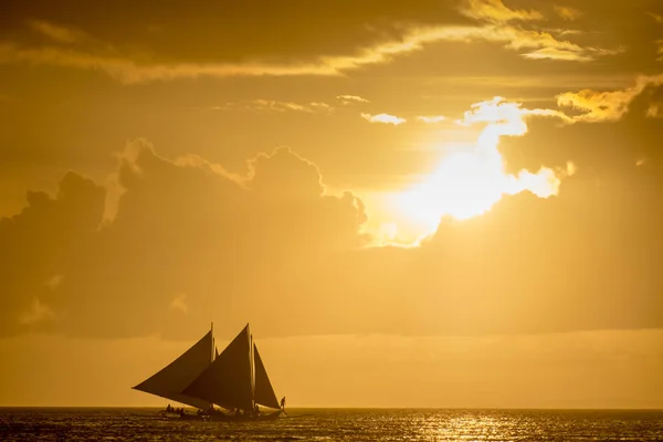 Segelboote auf dem Meer bei Sonnenuntergang auf der Insel Boracay, philipp — Stockfoto