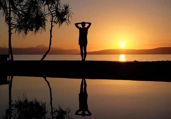 Kontur Eines Mädchens Pool Strand Gegen Sonnenuntergang Auf Der Philippinischen — Stockfoto