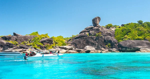 Piękny widok na wyspie Ko Similan No.8 z Rock łodzi żaglowych — Zdjęcie stockowe