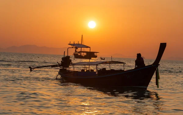 Coucher de soleil wirh bateaux à pranang plage de Railay Krabi Thaïlande — Photo