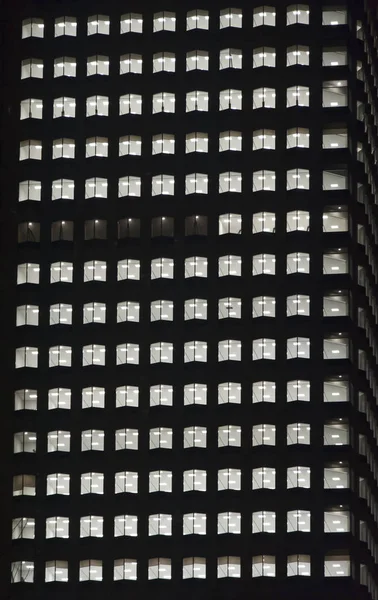 Ventana de la noche vacío edificio de rascacielos de varios pisos de gla — Foto de Stock