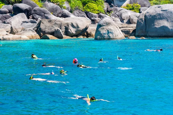 Turisti che fanno snorkeling a Similan Koh Similan No.8 Island in Similan Foto Stock