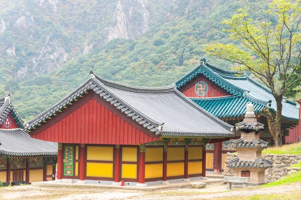 Byggnad av buddhistiska Sinheungsa templet i Seoraksan nationella — Stockfoto