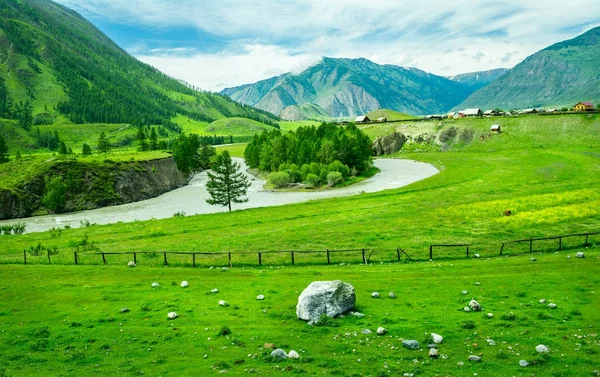 Russian village and rural landscape at Altai, Russia — Stock Photo, Image