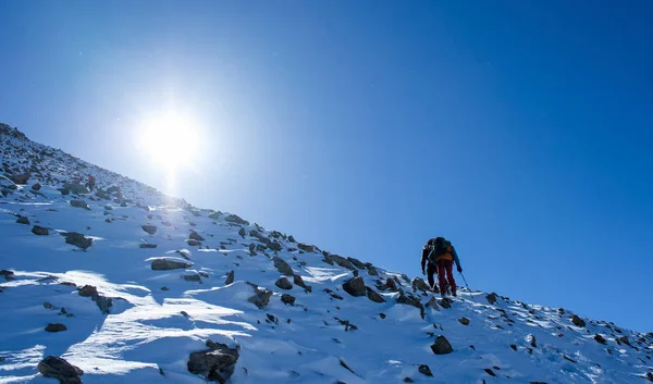 Escaladores en la cumbre de la montaña en la pintoresca cordillera de Tian Shan en Kyr — Foto de Stock