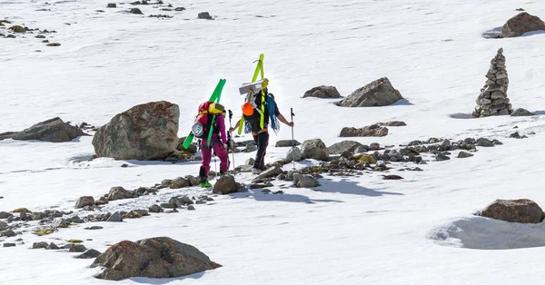 Free-riders ski climbers at the mountain summit in scenic Tian S — Stock Photo, Image