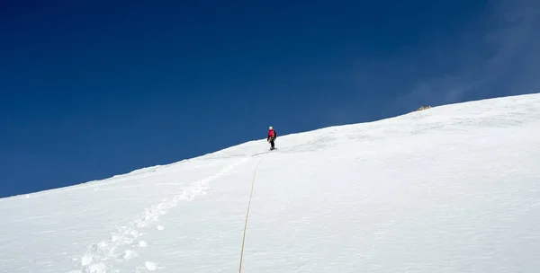 Альпіністів на гірських саміті в мальовничих Тянь-Шань діапазону в Kyr — стокове фото