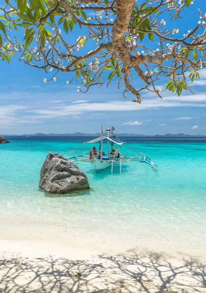 Veduta della barca tradizionale sulla spiaggia di Coron Island, Filippine — Foto Stock
