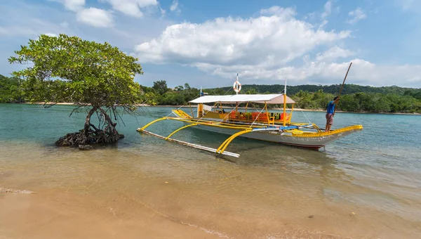 Barco filipino tradicional en el río manglar en Busuanga — Foto de Stock