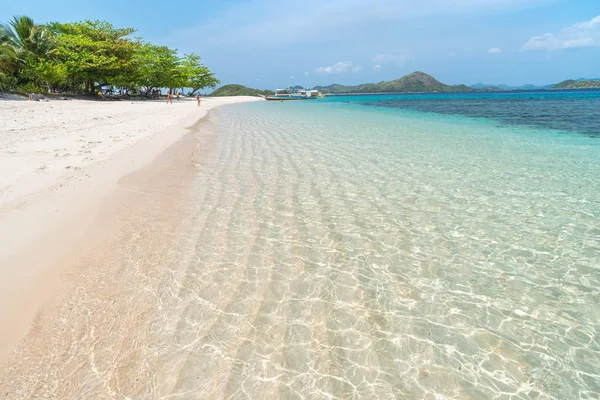 Tropischer Strand auf der Insel Dibutonay, Busuanga, Palawan — Stockfoto