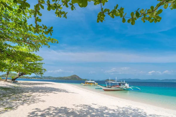 Praia tropical na Ilha Dibutonay, Busuanga, Palawan — Fotografia de Stock