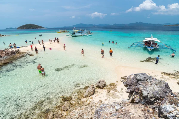 Spiaggia tropicale con turisti e barche sull'isola Bulog Dos — Foto Stock