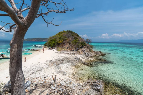 Tropical beach with tourists and boats on the island Bulog Dos — Stock Photo, Image