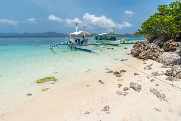 Vista de los barcos en la playa tropical en la isla de Bulog Dos — Foto de Stock