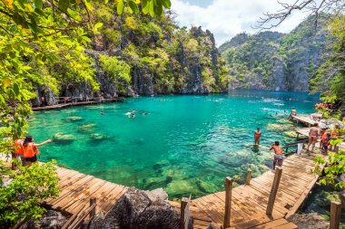 İnsanlar turist Kayangan Gölü Coron Adası, Palawan, Filipinler, Yüzme. 