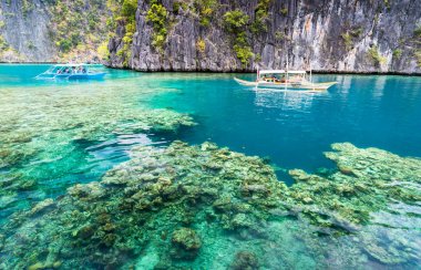 Kayangan Gölü lagün turistlere tekne ve mercan kayalığı görünümünü 