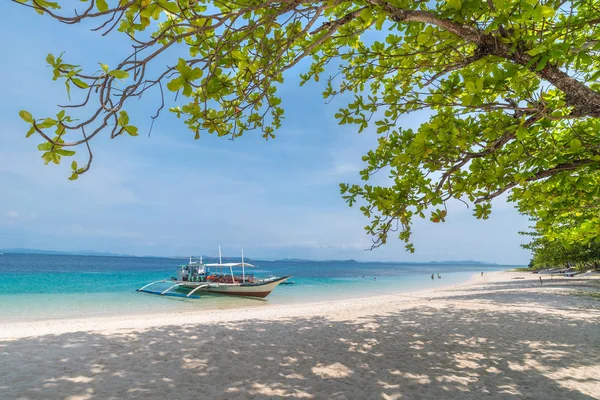 Spiaggia tropicale con barche sull'isola di Dibutonay, Busuanga — Foto Stock
