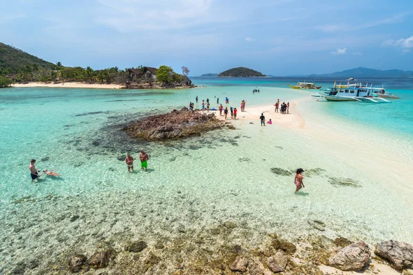 Spiaggia tropicale con turista e barche sull'isola Bulog Dos, Palawan, Filippine — Foto Stock