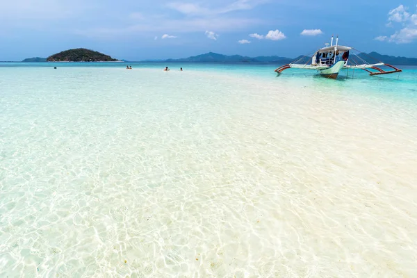 Sandbar tropical con turistas y barcos en la isla de Bulog Dos — Foto de Stock