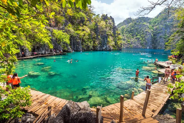 Emberek turisták úszás Kayangan tó, Coron sziget Palawan, a Fülöp-szigeteken. — Stock Fotó