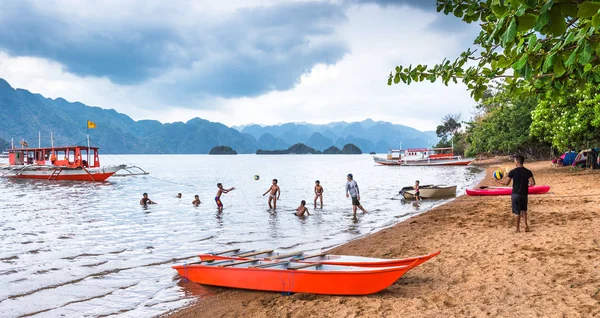 Utsikt över lekande barn på Busuanga mot ön Coron, Palawan Filippinerna — Stockfoto