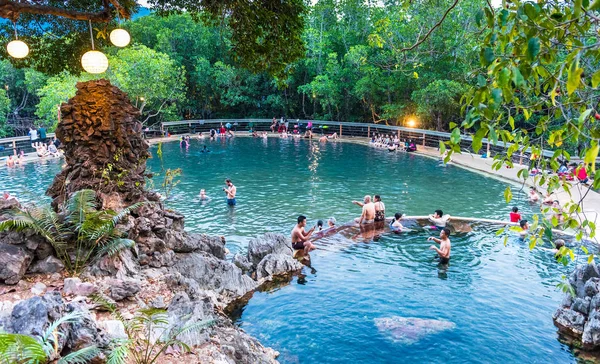 Menschen Touristen an der maquinit heißen Quelle auf der Busuanga Insel in der Nähe von Coron Stadt, Palawan — Stockfoto