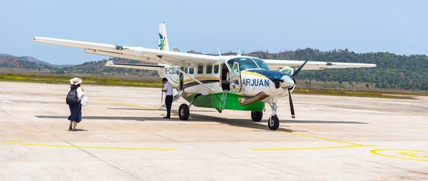 小専用 9 座席飛行機コロン privince ブスアンガ島、ブスアンガ空港で Palawans で最も人気のあるトランスポート. — ストック写真