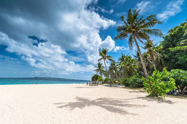 Vista mattutina della famosa spiaggia di Puka sull'isola di Boracay, Filippine — Foto Stock