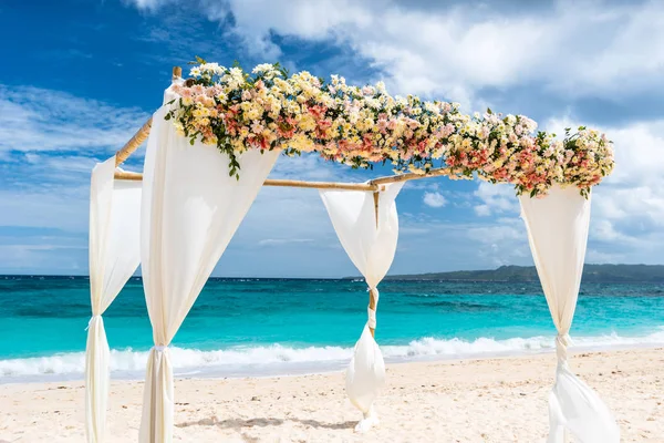 Arco di nozze decorato sulla spiaggia di Puka a Boracay isola di Philippin Fotografia Stock